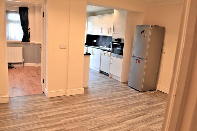 3, Tiverton Avenue, Clayhall photo 4
