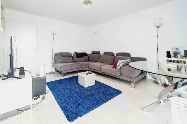 Flat for sale in Coopersale Close, Woodford Green