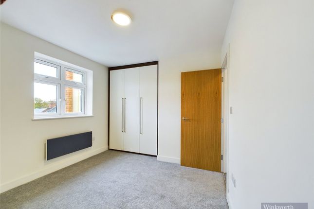 Flat to rent in Oak Road, Leatherhead, Surrey