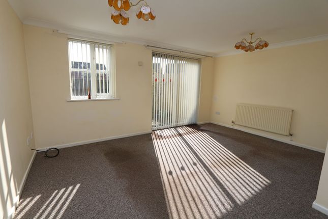 8 Showle Acre, Barry photo 4