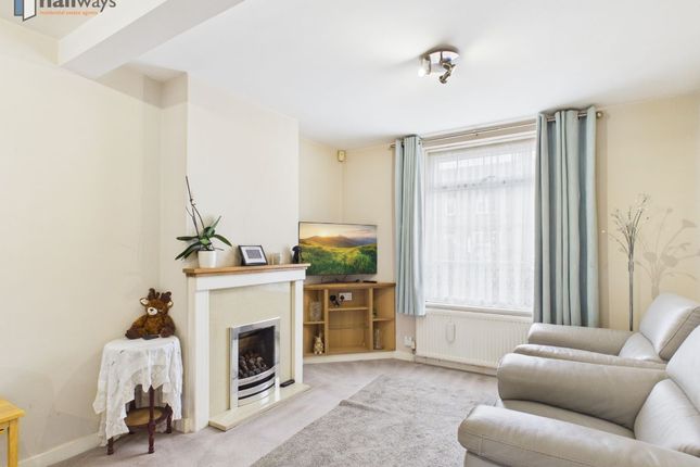 3 Missenden Gardens, Morden photo 3