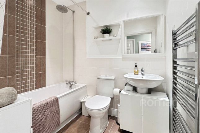 24, Overton Court, Farnham photo 4