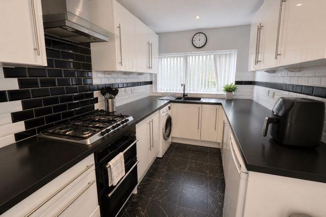 4, Hunts Close, Luton photo 3