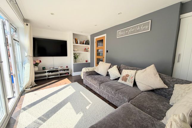 10 Whins Close, Camberley photo 3