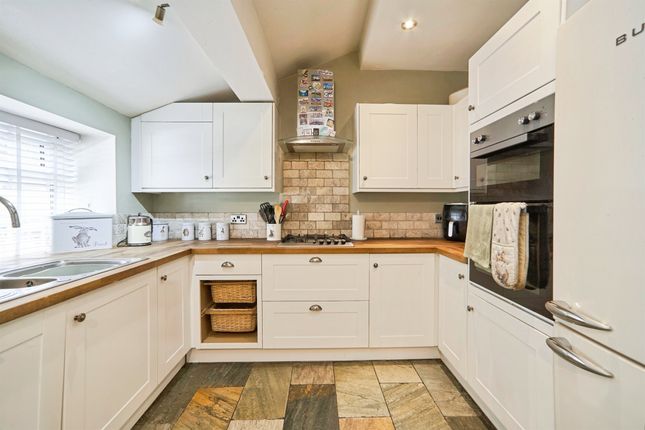 3, Moss Row, Bradford photo 4