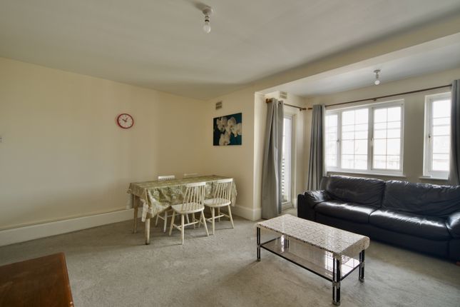 12, Cheyne Close, London photo 4