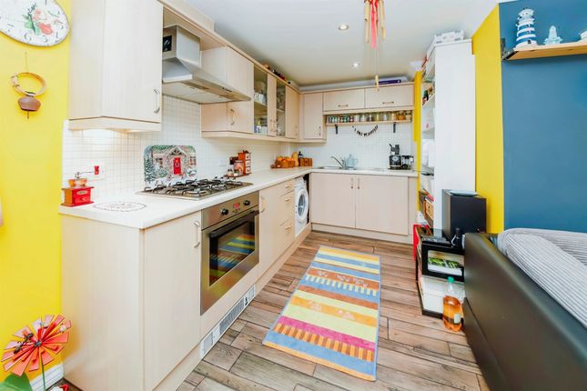 Flat 1, Kitsbridge House, Brookhill Road, Crawley photo 3