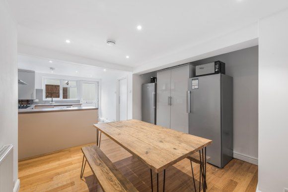 3, Weydon Lane, Farnham photo 5