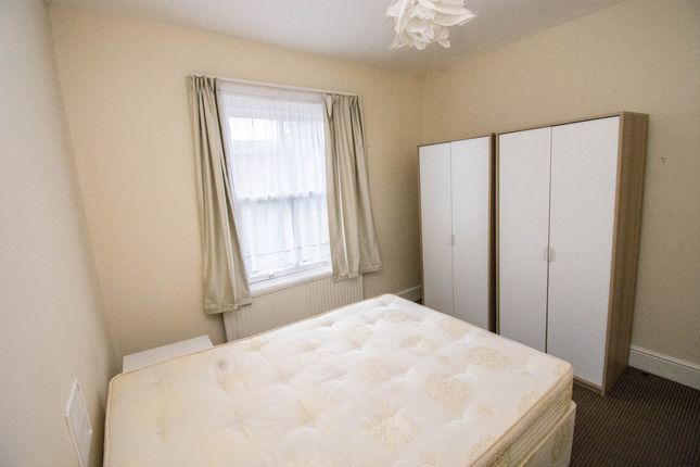 Ladbroke Crescent, London photo 4