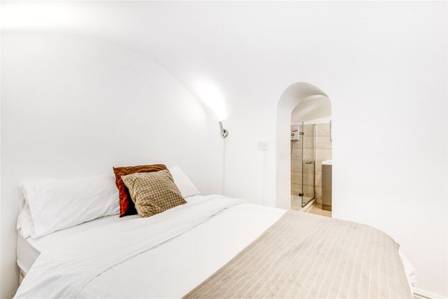 Flat for sale in St. Georges Square, Pimlico