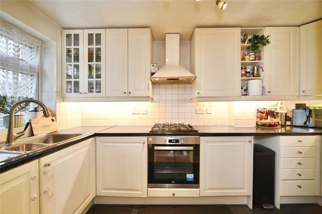 5, Pine Close, London photo 3