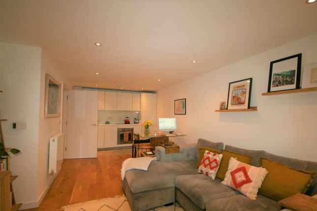 Thumbnail Flat to rent in Eythorne Road, Oval