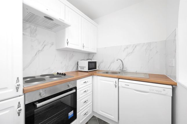 Flat to rent in Dorset Mews, London