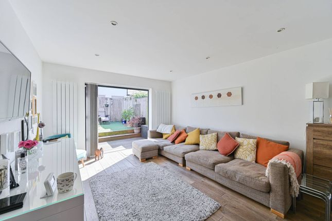 Linnet Mews, Nightingale Triangle photo 3