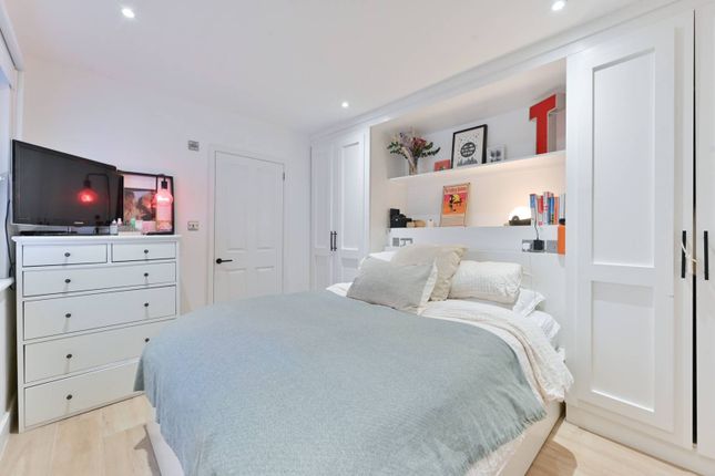 Flat for sale in Fulham Road, Parsons Green, London