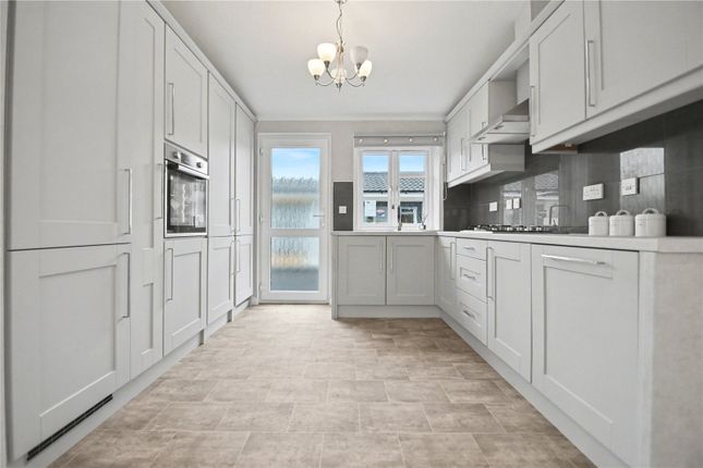 25, St Brelades Court, Edenbridge photo 2