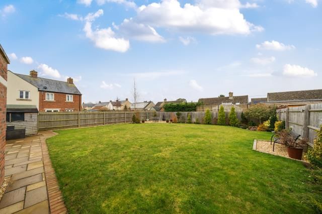 9, Dovecote Place, Witney photo 2