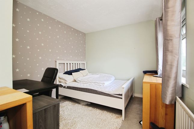 5, Swarcliffe Green, LEEDS photo 4
