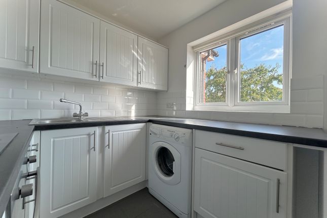 Flat 3, 2 Primrose Close, Hackbridge, Surrey photo 5