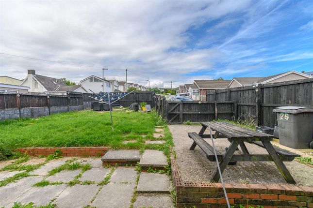26, Laburnum Close, Barry photo 2