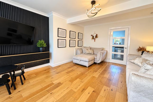 19, Hume Drive, Glasgow photo 2