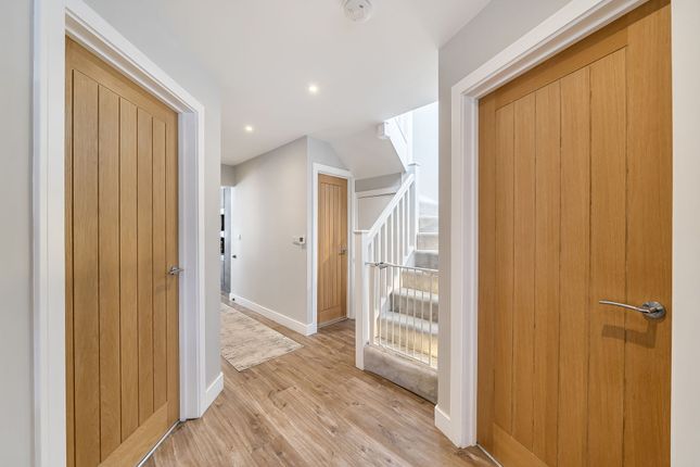 21 Knighton Way Lane, Uxbridge photo 2