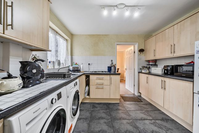 Kitchen - 104 Old Meadow Lane - Ewemove Sale