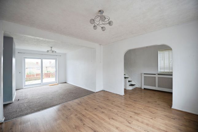 27, Warden Avenue, Romford photo 4