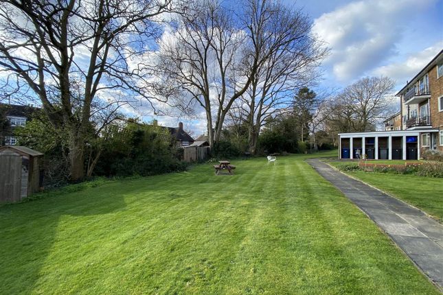 32, Cedar Drive, London photo 4
