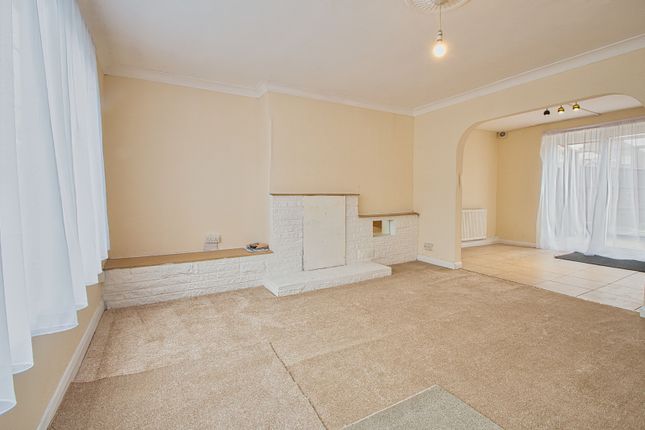 10, St Anne's Avenue, Stanwell photo 3