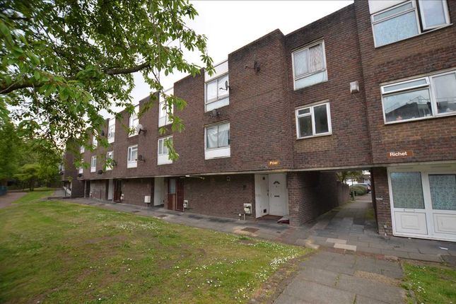 Town house for sale in Prier, Long Field, London