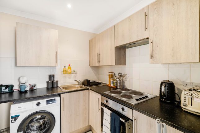 Flat to rent in Westbourne Grove, London