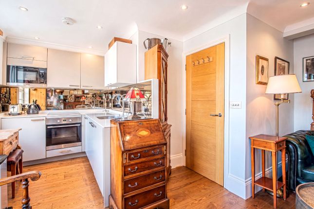 Flat 4, 49 Rupert Street, Greater London photo 2