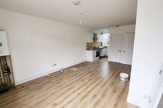 Flat to rent in Crown, The Green, London