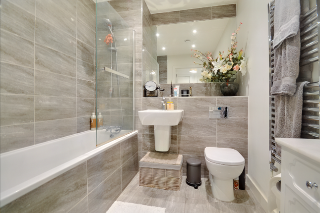 Flat for sale in Kenneth Way, London