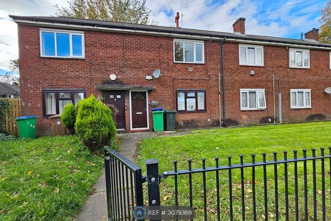 2-bed flat on Heywood, £795/mo