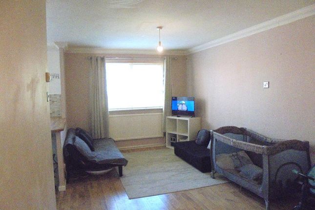 19 Harkness Close, Harold Hill photo 3