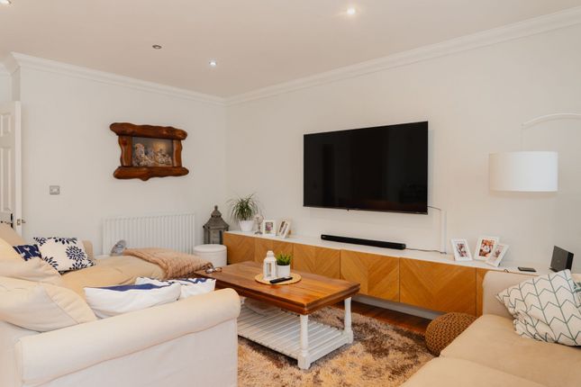 6 Grosvenor Mews, Epsom photo 3