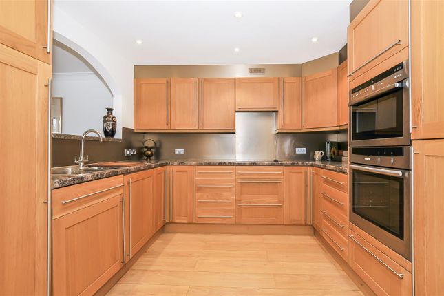 Flat for sale in Grosvenor Road, Richmond