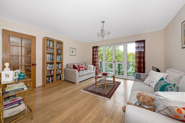 Flat for sale in Highwood Close, East Dulwich, London