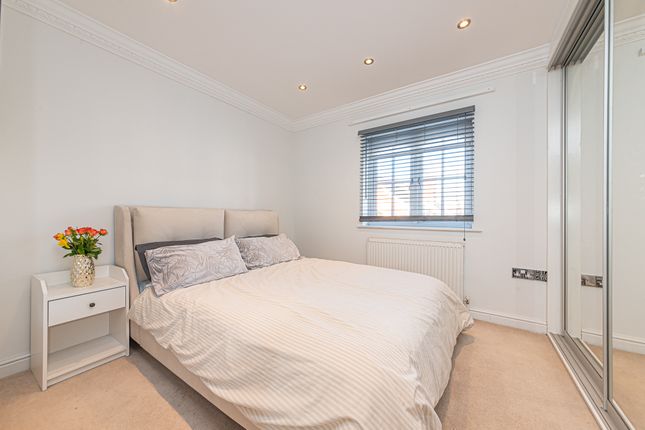 8 Scotts Mews, Ascot photo 4