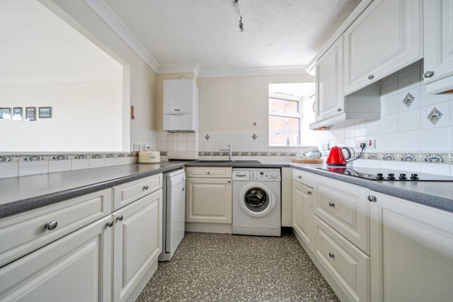 Flat 14, St. Catherines Court, 390, Sea Front, Hampshire photo 3