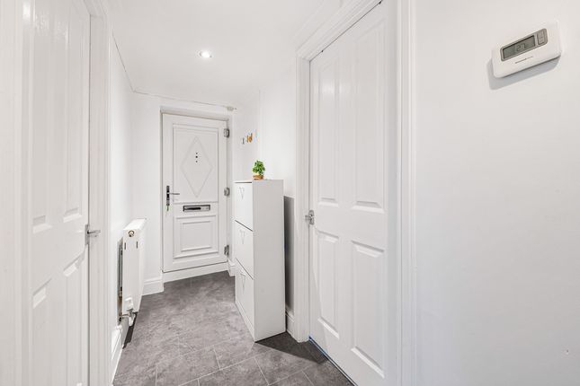 Flat Flat 23, Grosslea, 90 Bishopsford Road, Morden photo 4
