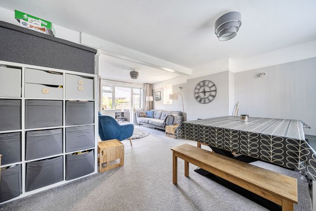 78, Clarence Walk, Surrey photo 3