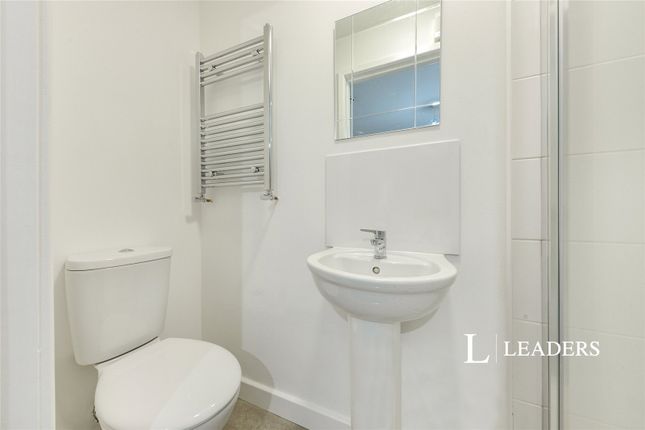 Room 2, 28 Aviation Avenue, Hertfordshire photo 5