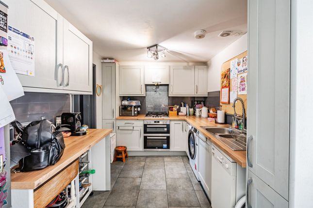 16, Saxby Close, Eastbourne photo 3