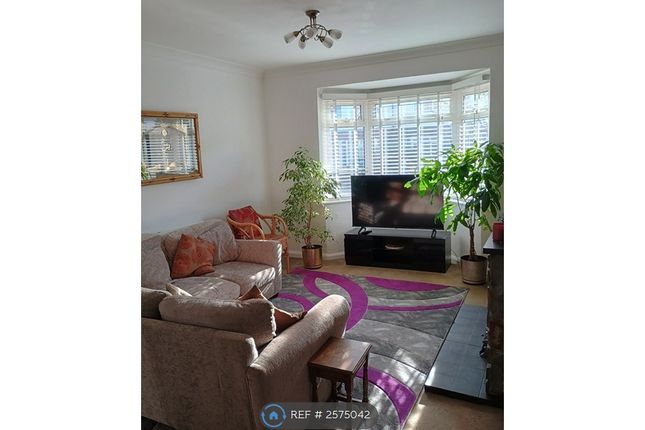 Bushey Mill Crescent, Watford photo 2