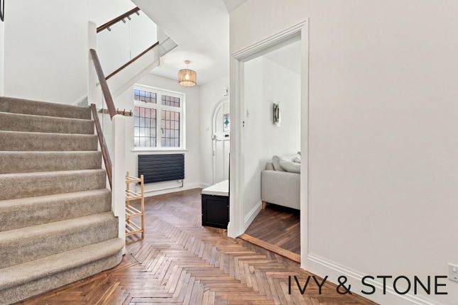 38, Chiltern Way, Woodford Green photo 4