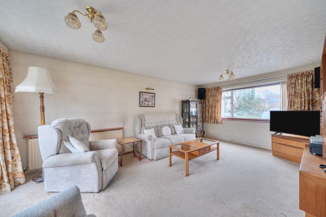 5, Elm Tree Close, Chertsey photo 3