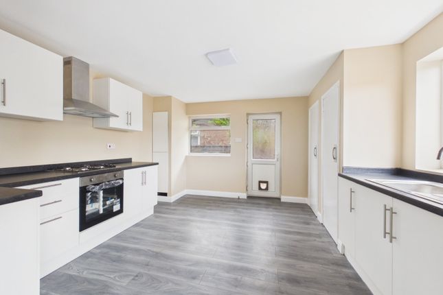 305, Feltham Hill Road, Surrey photo 2